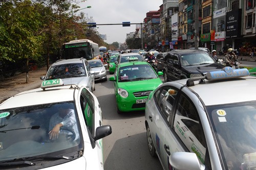 Gần nút giao Kim Mã - Nguyễn Chí Thanh, nhiều tài xế dừng xe thật nhanh và thật sát các xe phía trước để xe máy không có cơ hội lách lên chắn đầu hoặc len lỏi giữa dòng ôtô.
